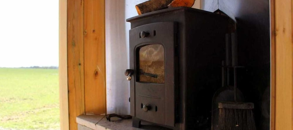The Shearer's Hut, Sleeps 2, Wood Burner, Fire Pit, Ллангатен — фото 1