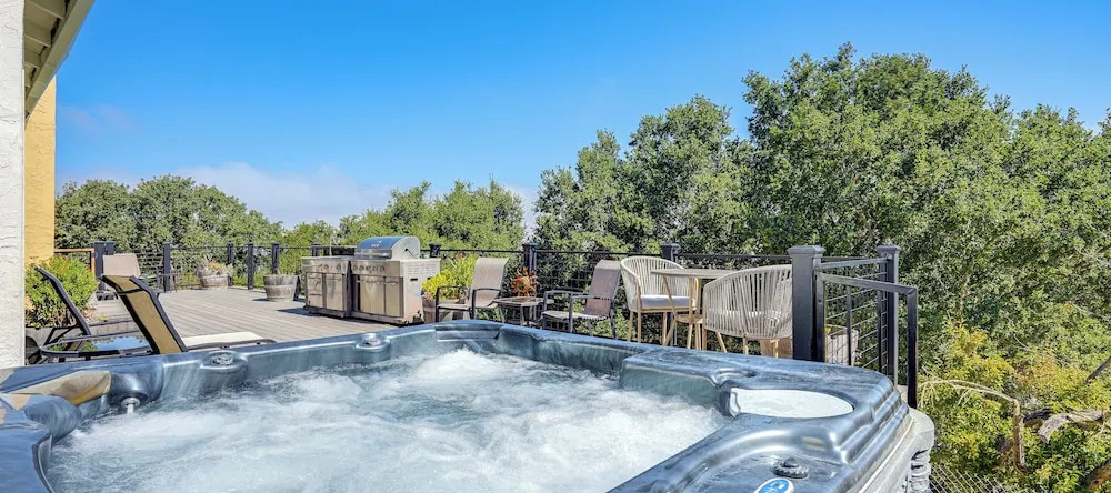 Vallejo Home w/ Spacious Deck, Hot Tub & Views, 瓦列霍 — 照片 1