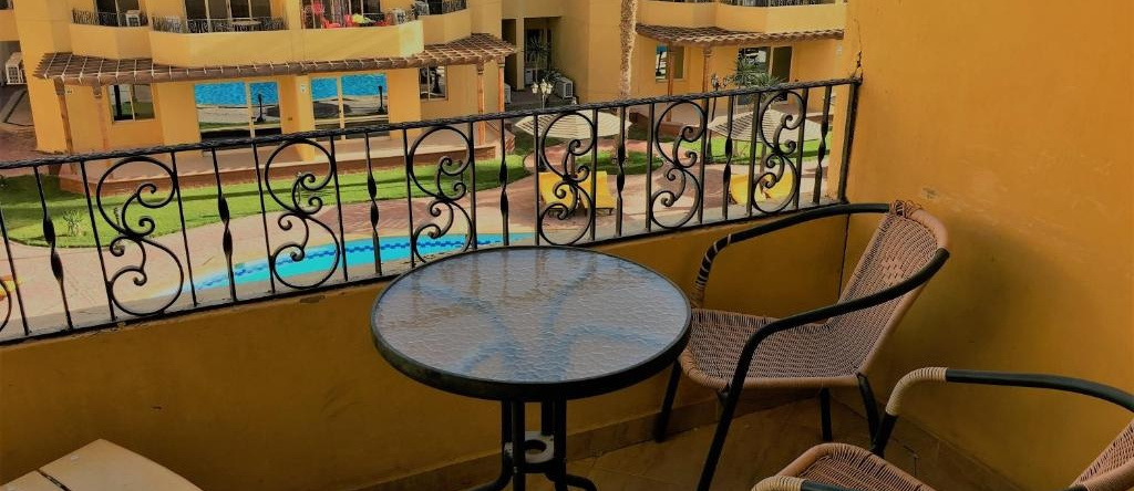Pool View Apartments At British Resort - Unit 13, Хургада — фото 1