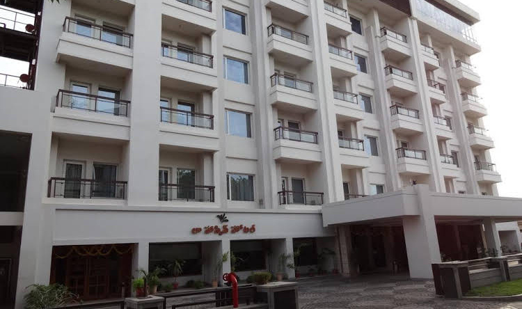 La Hospin Hotel, Раджамахедраварам — фото 1