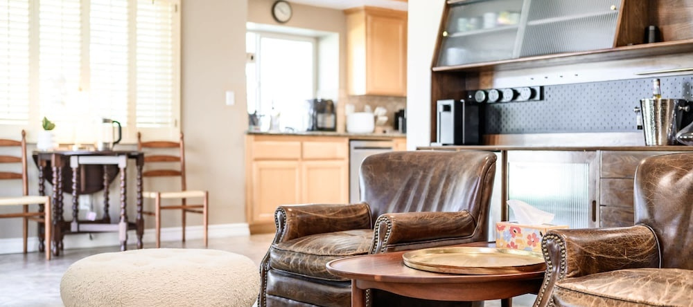 Near ONT Spacious 4BR Family Retreat Safe Area, 安大略 — 照片 1