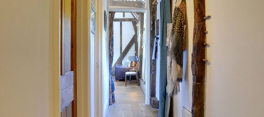 Converted Barn With Excellent Wooden Beams, High Ceiling and a Cosy Terrace, 桑威奇 — 照片 1
