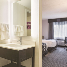 La Quinta Inn & Suites by Wyndham Baltimore BWI Airport, Linthicum Heights — photo 3