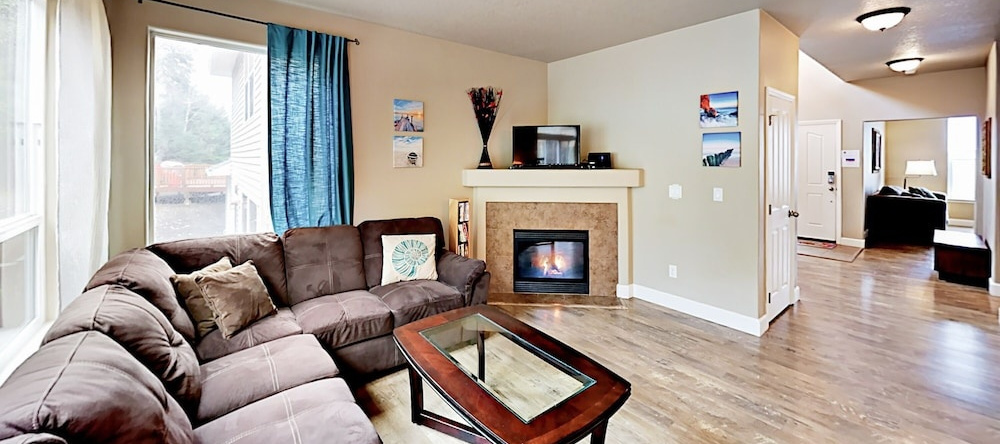 1595 Sundown Home 2 Bedrooms 2.5 Bathrooms Home, Netarts — photo 1