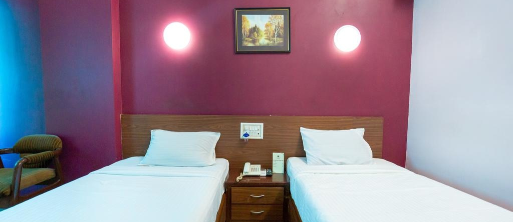 Hotel Express Inn Next To Bigbazar, Буасар — фото 1