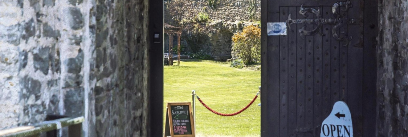 Castle House - 5 Bedroom - Manorbier, Manorbier — photo 1