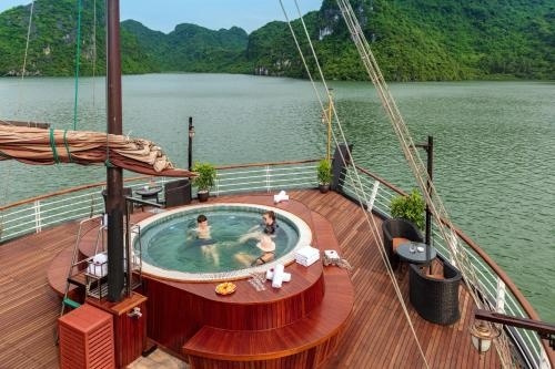 Orchid Ha Long Cruise, 海防 — 照片 1
