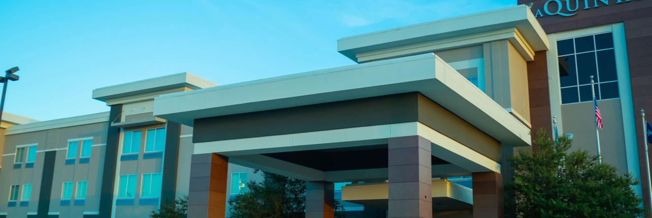 La Quinta Inn & Suites By Wyndham Karnes City - Kenedy, Карнс-Сити — фото 1