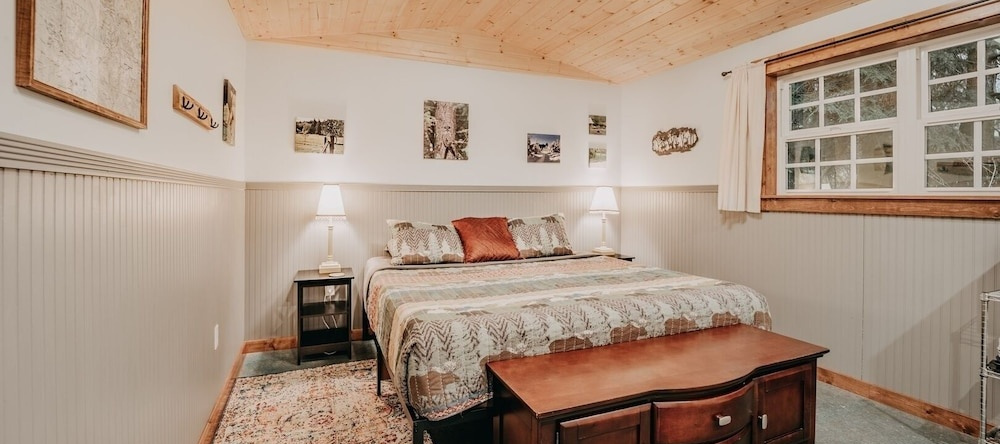 72mf - Rustic - Pets Ok - Sleeps 2 1 Bedroom Cabin by Redawning, Maple Falls — photo 1