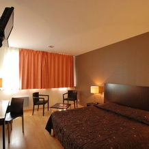 Hotel Des Dhuits, 科隆贝双教堂 — 照片 4