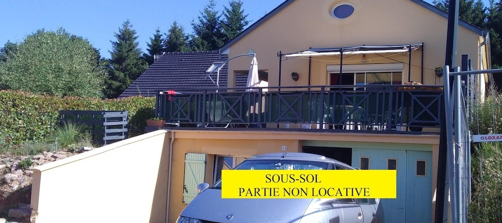 House With 2 Bedrooms in Salles-curan, With Wonderful Lake View, Enclosed Garden and Wifi, 萨勒屈朗 — 照片 1