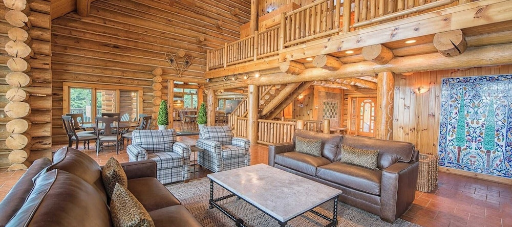 Azalea Retreat by Avantstay Sleeps 34 & Pool, 卡托巴诺曼湖 — 照片 1