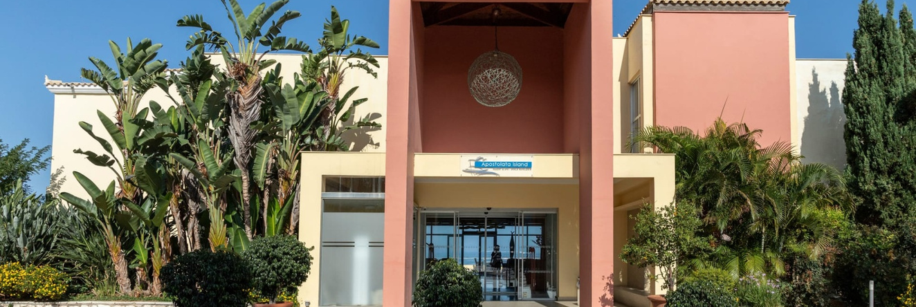 Apostolata Island Resort & Spa, Скала — фото 1