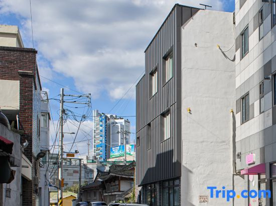 Banwoldang Stn 3min, Table for 6, Hotel bedding, 8pm Check-in, Luggage Storage, Rooftop #Dongseongro, Daegu — photo 1