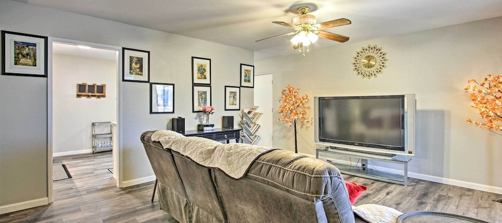 6 Mi to State Farm Stadium: Wfh-friendly Home!, Sun City — photo 1