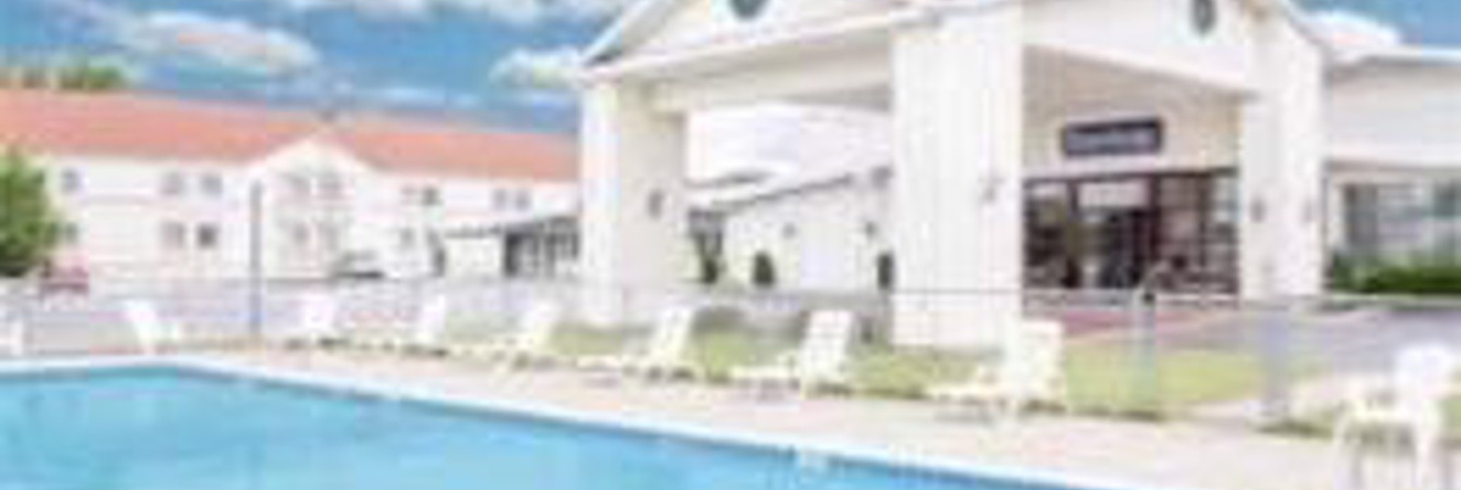 Travelodge Inn & Suites Latham, Латем — фото 1
