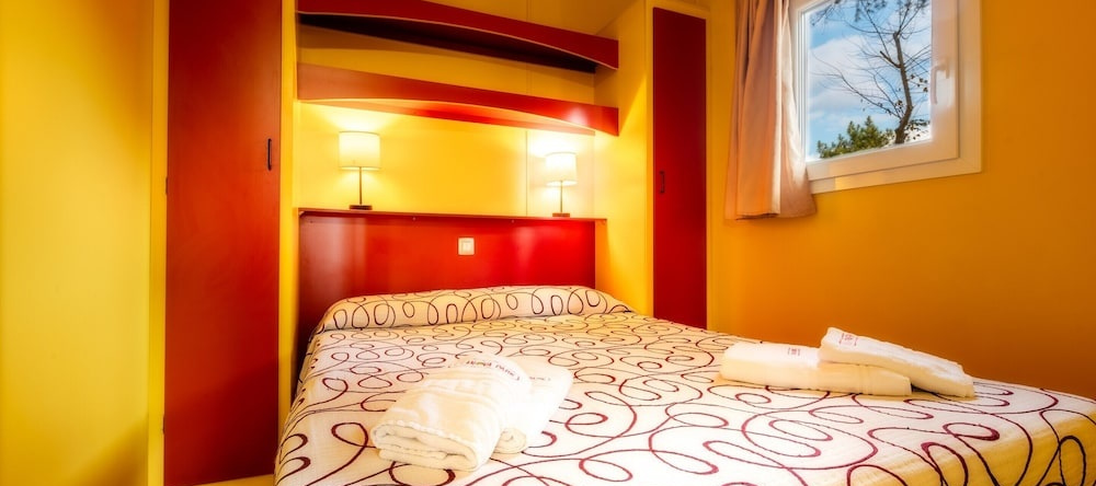 Chalet With air Conditioning on Beautiful Park, 卡斯特列特-伊-拉-戈尔纳尔 — 照片 1