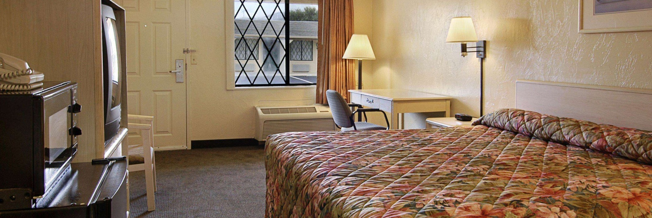 Super 8 by Wyndham Lantana West Palm Beach, Lantana — photo 1