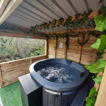 Min yr Afon - Cabin - Sleeps 2 - Hot Tub - Parking, 特鲁瓦尔奇迈 — 照片 2
