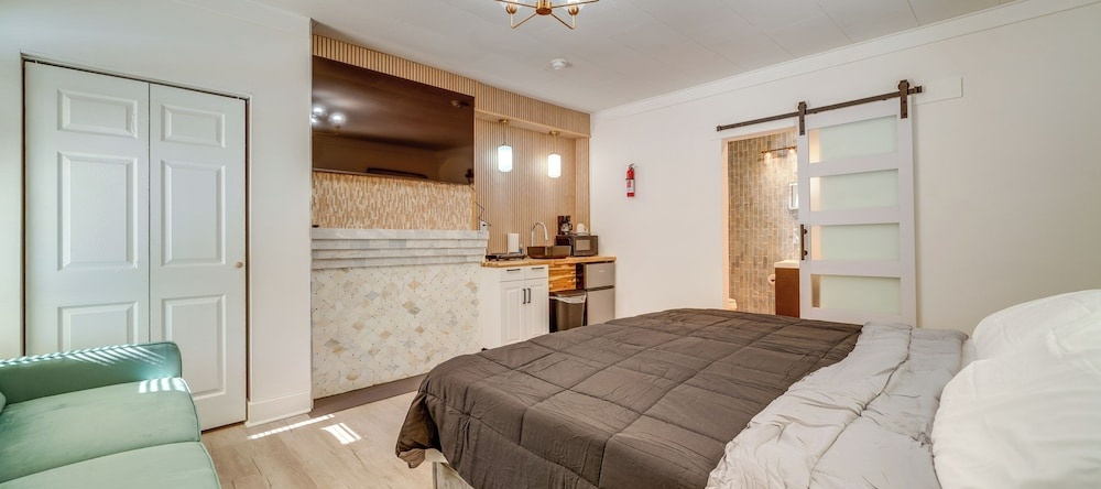 Historic Hinton Gem: Walkable Luxury Near Dtwn!, 欣顿 — 照片 1