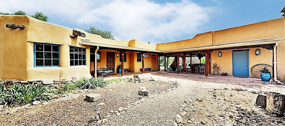 Alfreds Hacienda & Casita W/ Hot Tub & Fireplaces 4 Bedroom Home, 陶斯 — 照片 1