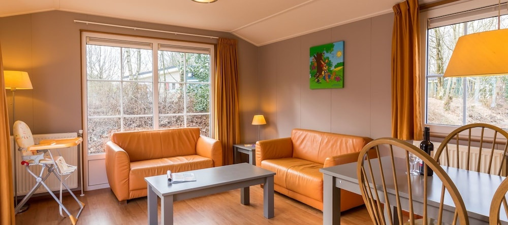 Appealing Chalet With Combi-microwave, Next to a Nature Reserve, 博尔赫 — 照片 1