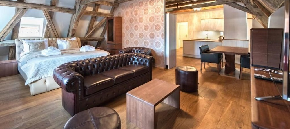 Wellness Hotel Republika 24 Apartments, Plzen — photo 1