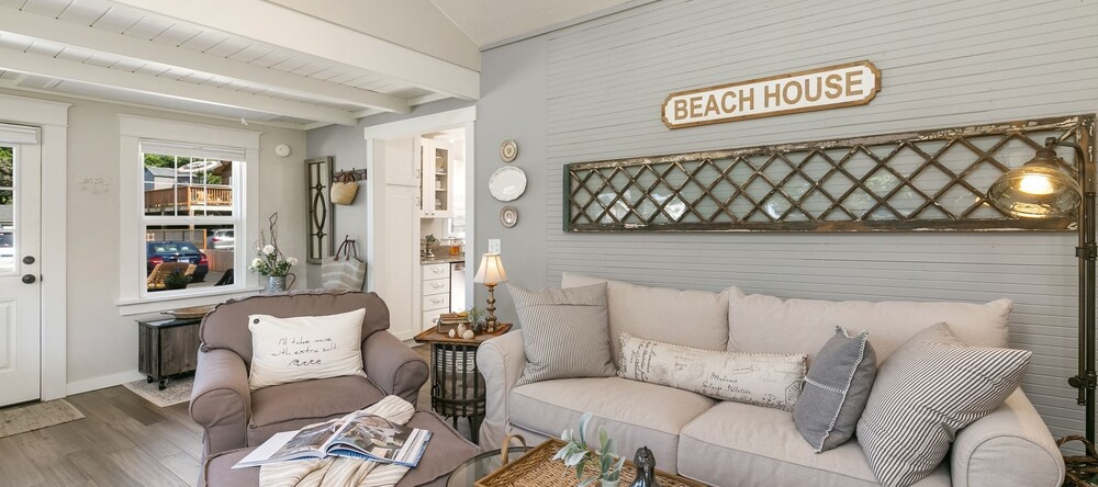 Red Door Cottage by Avantstay Cute Cottage w/ Ocean Views 1 Block From Beach!, 坎农海滩 — 照片 1