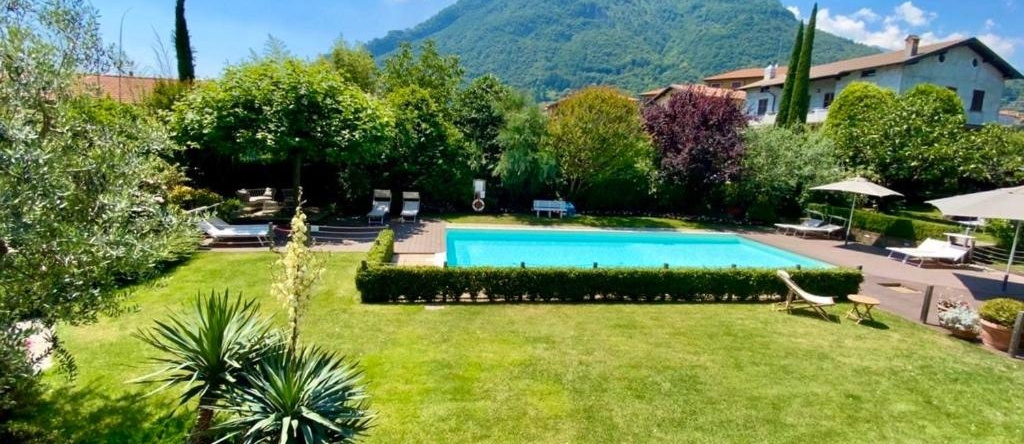 IRIS 1 lago di Como, 东戈 — 照片 1