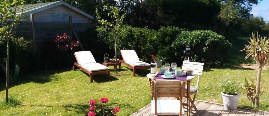 Roulotte Gîtes O Bien-Être Massage Spa Séjour Bien-Être En Hébergement Insolite Roulotte Karantez Ou En Gîtes Melon Ou Yock À 800 M Des Plages Maison D'hôte Drogou, Порподе — фото 1