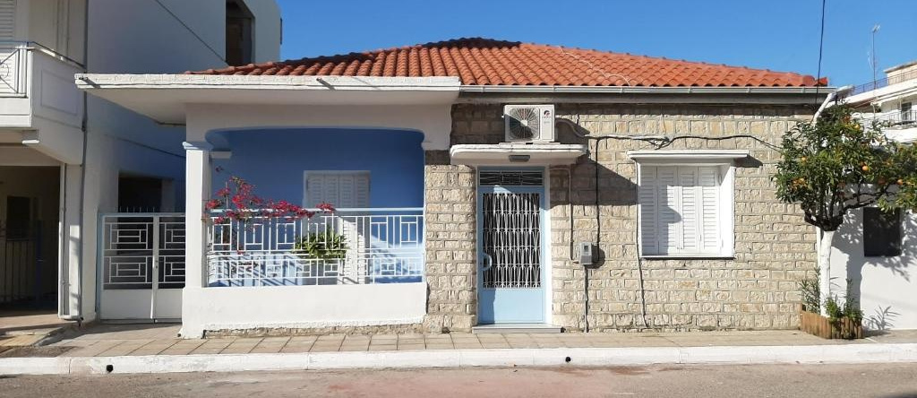 ΑΝΑΚΑΙΝΙΣΜΕΝΗ ΜΟΝΟΚΑΤΟΙΚΙΑ 125 τμ ΣΤΟ ΚΕΝΤΡΟ ΜΕ ΚΗΠΟ, 迈索隆吉翁 — 照片 1