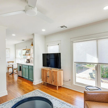 2 Mi to Tyler Rose Garden: Vibrant Apartment!, Tyler — photo 2