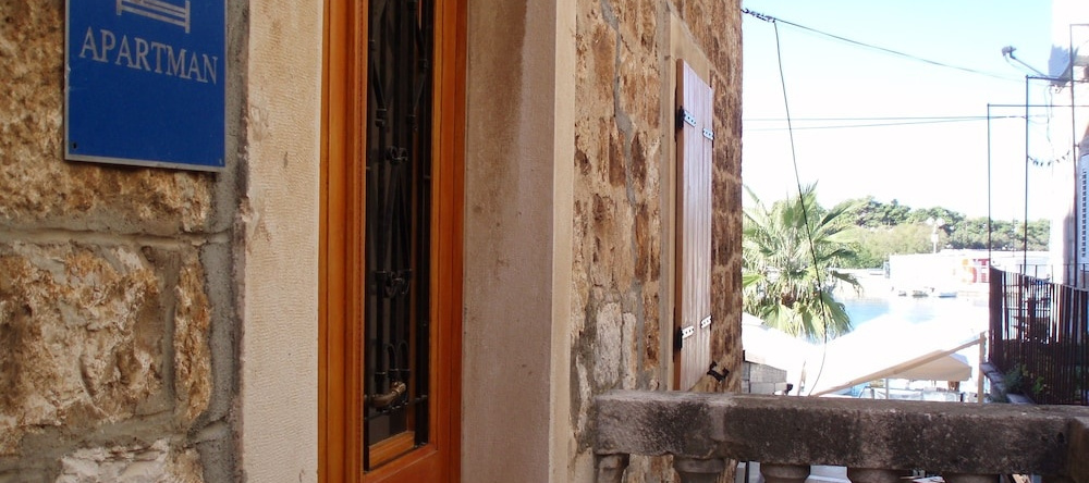 Apartment House Vitaic, Supetar — photo 1