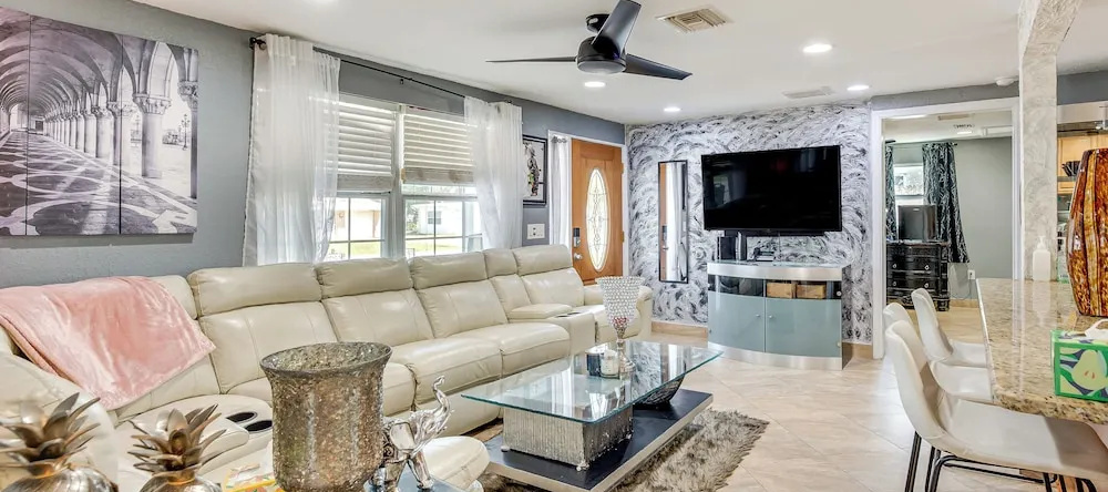 8 Mi to Sunset Beach: Home w/ Large Patio + Pool!, 新里奇港 — 照片 1
