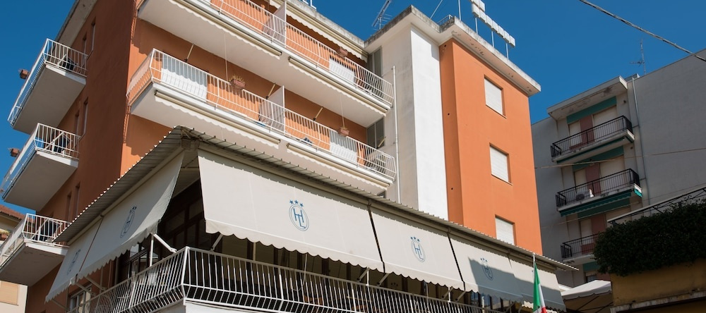 Hotel Lorenzo, 切莱利古雷 — 照片 1