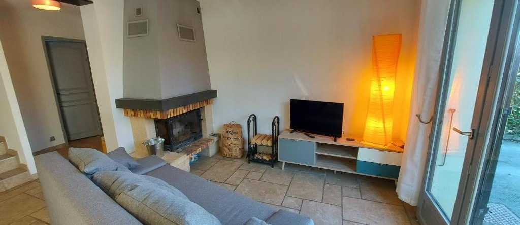 Entre lac et montagne, chaleureuse maison 3 pièces avec très belle vue lac d'Annecy. Terrasse, jardin, parking, cheminée, barbecue …., 圣若里奥 — 照片 1