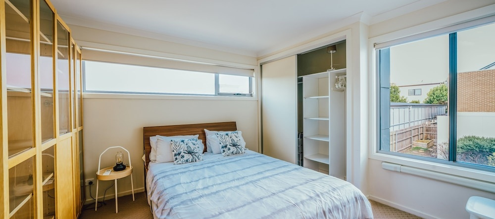 Cheerful 3-bedroom home free parking, Gungahlin — photo 1