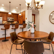 Modern Riverstone Condo with Grand Deck - Steps to Shops, Restaurants & Trail, 科达伦 — 照片 4