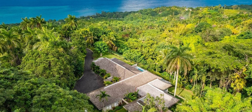 Secluded 3BR Garden Villa Pool Ocean Views, 桑迪湾 — 照片 1