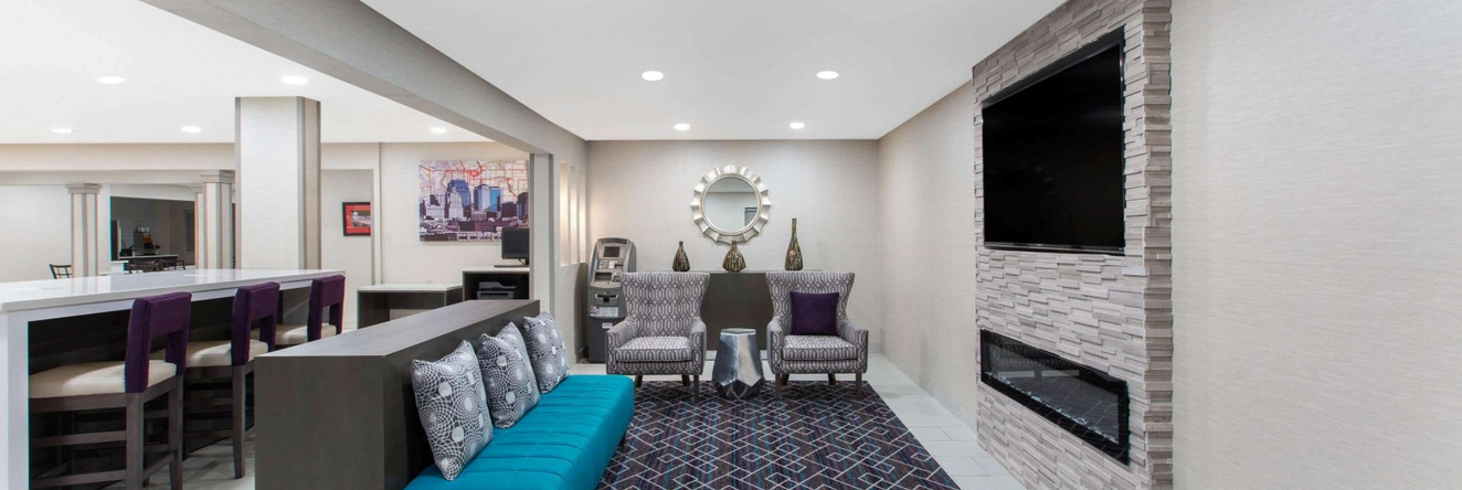 La Quinta Inn & Suites by Wyndham Blue Springs, 布鲁斯普林斯 — 照片 1