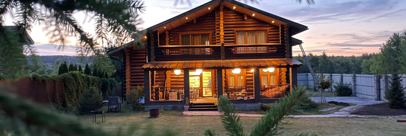 Uyutny dom v lesu u reki Private house, 韦列戈日 — 照片 1