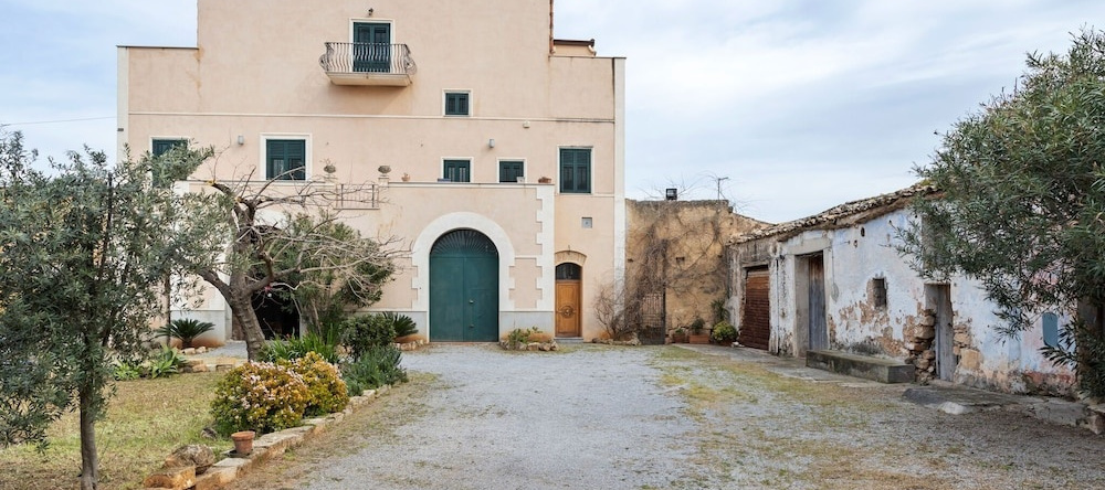 Enticing Holiday Home In Portella Di Mare Near Sea Beach, Мисилмери — фото 1