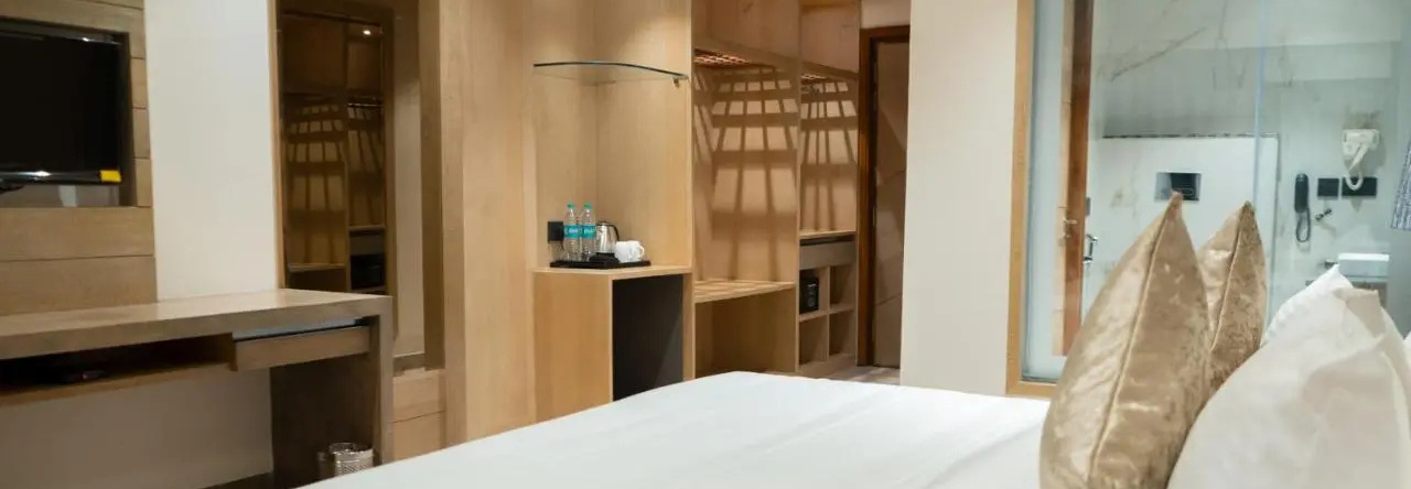 Hotel Clarks Inn Suites Kangra, Кангра — фото 1