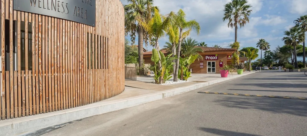 L'Ecolodge L'Etoile d'Argens, 弗雷瑞斯 — 照片 1