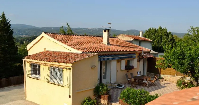 Bed And Breakfast "Les Cigales", 萨莱讷 — 照片 1