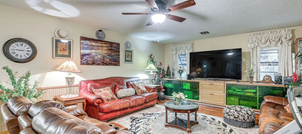 Tampa Area Home w/ Indoor Pool, Families Welcome!, 布兰登 — 照片 1