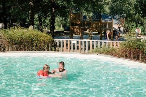 Camping Huttopia Lac De Sille, 西耶-勒纪尧姆 — 照片 1