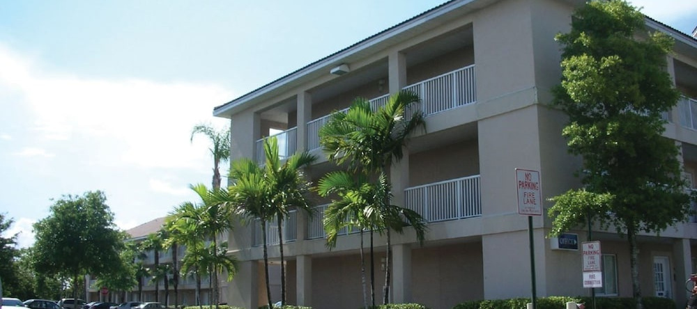 Intown Suites Extended Stay Columbia Sc - Two Notch, Дентсвилл — фото 1