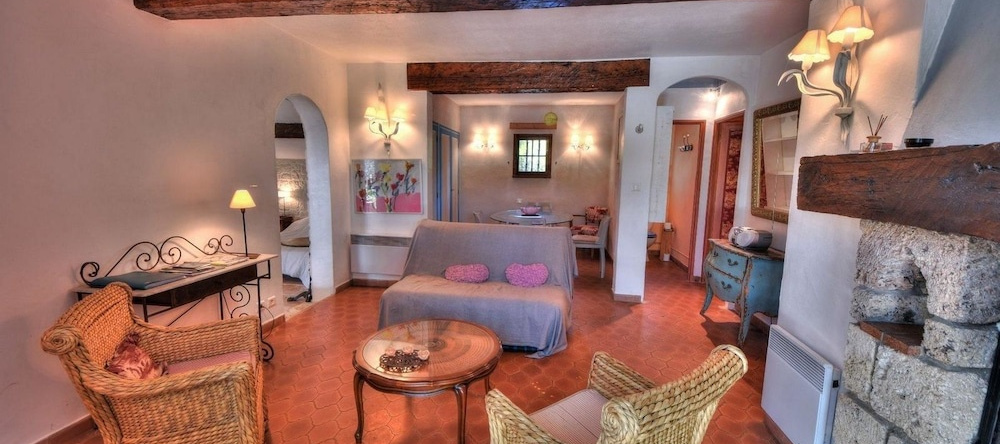 Romarine - Tourtour: mazet de charme, piscine et tennis. Apartment 2, 图尔图尔 — 照片 1