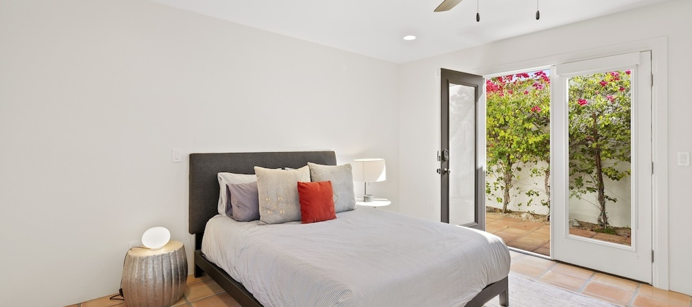 Charming Spanish Colonial A Chic Retreat for 4!, 棕榈泉 — 照片 1